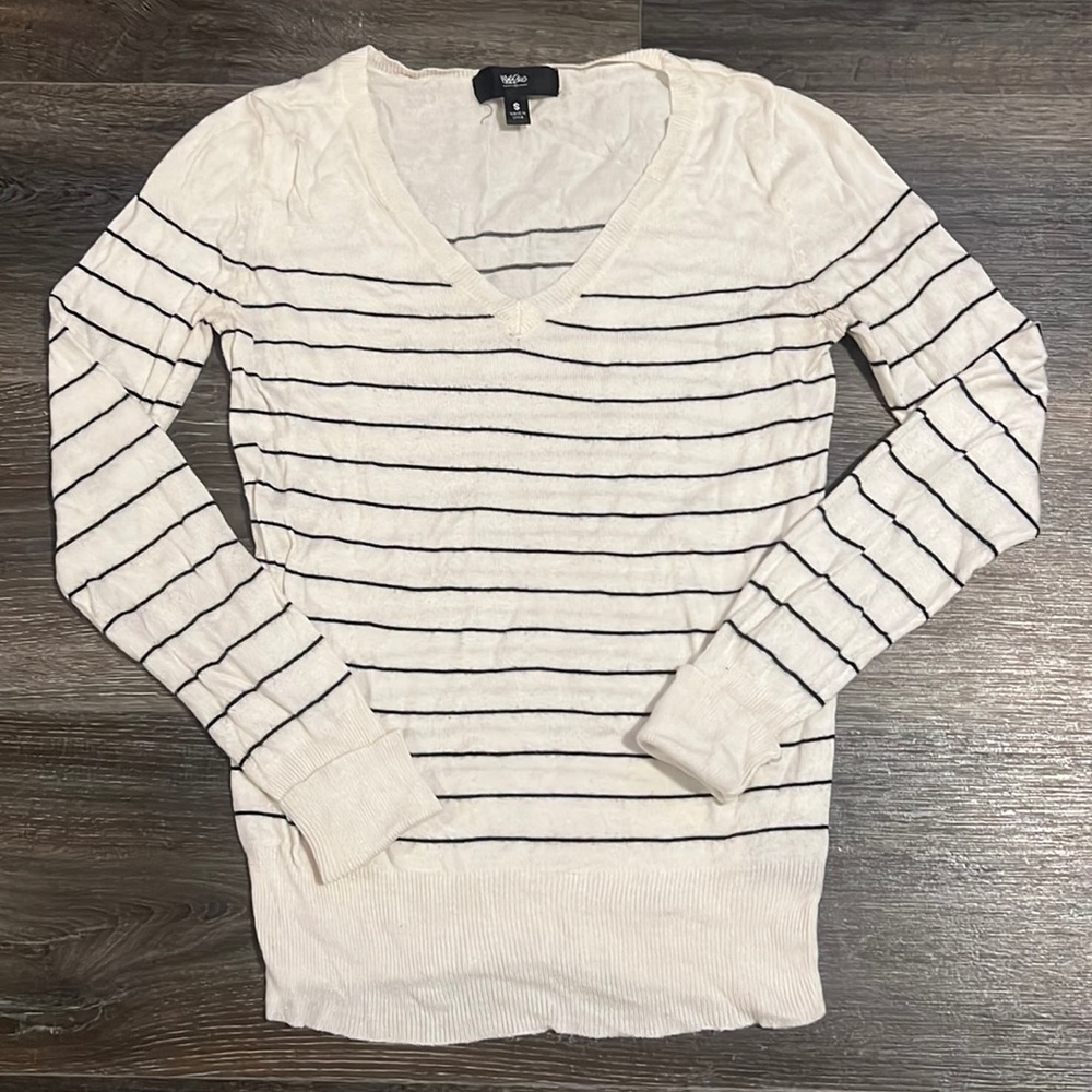 🌑2/$16🌑 Mossimo Vneck sweater